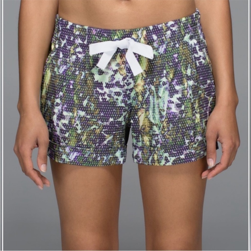Lululemon Spring Breakaway Short Floral White Multi size 8